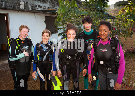 Madagascar Nosy Be, Marodokana, Funzionamento Wallacea, gruppo di scuba diving studenti Foto Stock