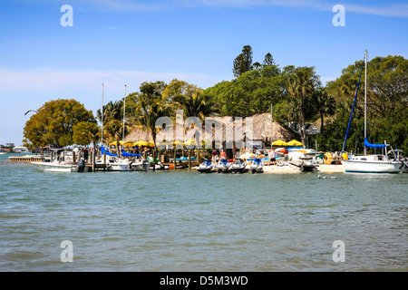 Un Hawaiian Tiki Bar sul parco dell'isola nella Baia di Sarasota Florida Foto Stock