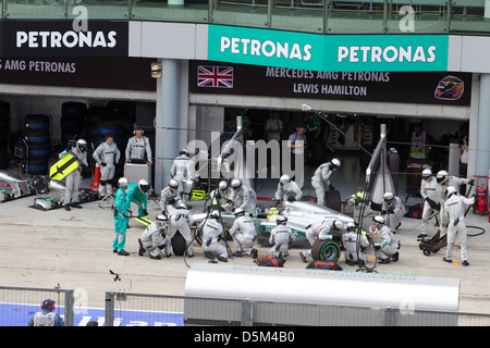 Nico Rosberg del team Mercedes box per pneumatici in malese GP di F1 Foto Stock