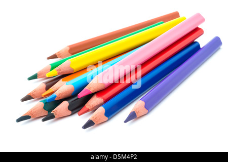 Forniture di disegno: colori assortiti matite, isolati su sfondo bianco Foto Stock
