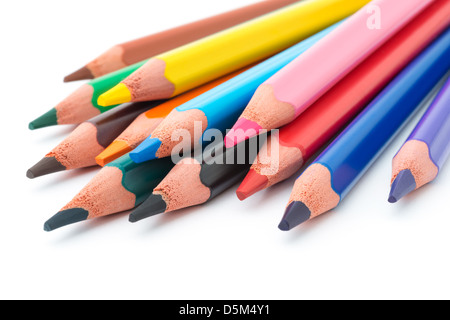 Forniture di disegno: colori assortiti matite, isolati su sfondo bianco Foto Stock