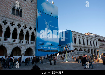 Il potere di vento pubblicità sul Ponte di Rialto, Venezia, nel marzo 2011 Foto Stock