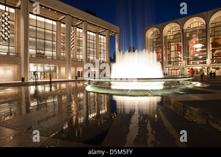 Fontana REVSON (©JOHNSON 1964 / DSR 2009) Metropolitan Opera House (©WALLACE HARRISON 1966) MAIN PLAZA LINCOLN CENTER MANHATTAN NEW YORK CITY USA Foto Stock