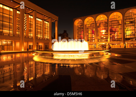 Fontana REVSON (©JOHNSON 1964 / DSR 2009) Metropolitan Opera House (©WALLACE HARRISON 1966) MAIN PLAZA LINCOLN CENTER MANHATTAN NEW YORK CITY USA Foto Stock