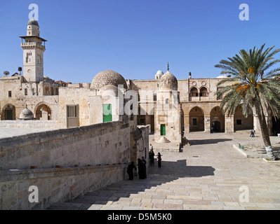 Gerusalemme, passi nella città vecchia che conduce dalla Montagna del Tempio e Cupola della roccia Foto Stock