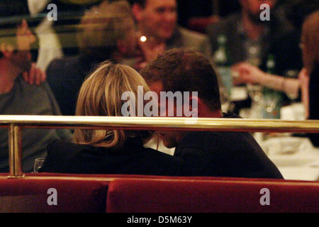 Til Schweiger e la sua fidanzata Svenja Holtmann avente la cena al ristorante Borchardt Berlino, Germania - 27.04.2011 Foto Stock