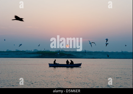 I turisti guardare il tramonto sul fiume Gange/Ganga a Varanasi. Foto Stock