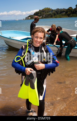 Madagascar Nosy Be, Marodokana, sorridente funzionamento Wallacea scuba diving studente Foto Stock