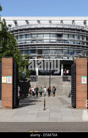 Ingresso al campus della Glasgow Caledonian University su Cowcaddens Road nel centro di Glasgow, Scozia, Regno Unito Foto Stock