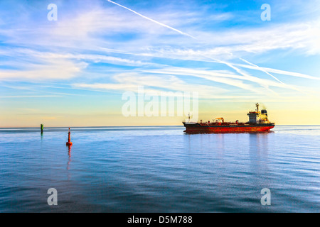 Petroliera nave e la boa nel mare. Foto Stock