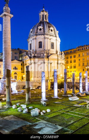 Foro di Traiano (Foro di Traiano) e Basilica Ulpia (in background) a notte. Foto Stock