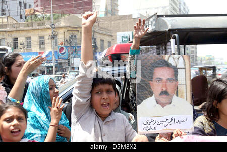 I sostenitori delle donne di tutto il Pakistan Shia comitato di azione chant slogan contro manca di mussulmano sciita giovani durante la manifestazione di protesta durante l audizione di Karachi legge e ordine caso al di fuori della Corte Suprema del registro di Karachi edificio giovedì, 04 aprile 2013. Diritto di Karachi e fine caso audizione, la Corte Suprema ha ordinato per tutti i 'no-go' aree in città per essere eliminato entro una settimana. Foto Stock