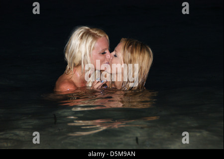 Gina Lisa Lohfink e cantante Loona spendere un po' di tempo sulla spiaggia a Portals Nous. Mallorca, Spagna - 29.06.2011 Foto Stock