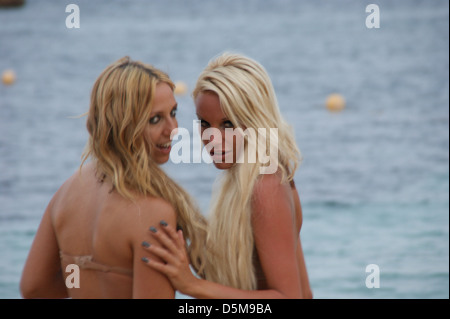 Gina Lisa Lohfink e cantante Loona spendere un po' di tempo sulla spiaggia di portali di noi. Mallorca, Spagna - 29.06.2011 Foto Stock