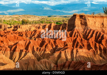 Le colline rosse di Tatacoa Desert bagnato dal sole in Huila, Colombia Foto Stock