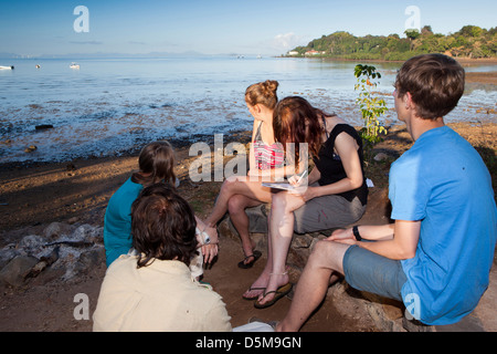 Madagascar Nosy Be, Marodokana beach, Funzionamento Wallacea studente gruppo di discussione Foto Stock