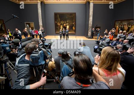 Ministro olandese dell'istruzione, della cultura e delle scienze: Jet Bussemaker (sinistra), Stef Blok, ministro delle aree urbane e govenrment (destra) e direttore rijksmuseum Wim Pijbes (rmiddle) all'apertura del Rijksmuseum di Amsterdam Foto Stock