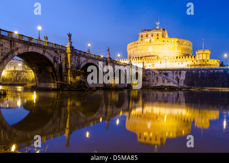 Sant'Angelo Bridge (Ponte Sant'Angelo) e Castel Sant'Angelo a sera. Foto Stock