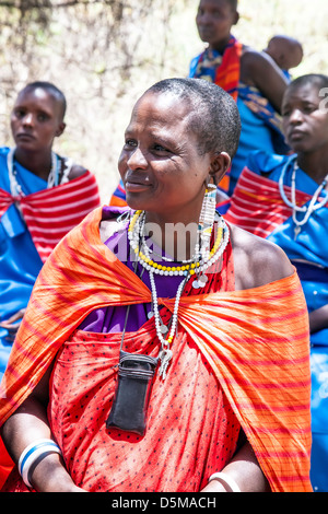 Orgogliosa donna Masai con un telefono cellulare che posano per una telecamera in Africa;East Africa;Tanzania;i giovani e le donne anziane e Maasai Foto Stock