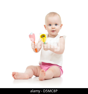 Bambina con giocattoli musicali. Isolato su sfondo bianco Foto Stock