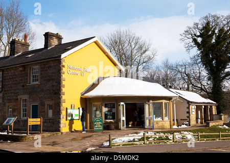 Aysgarth cade il centro del parco nazionale Yorkshire Dales, REGNO UNITO Inghilterra fuori davanti la facciata esterna ingresso Foto Stock