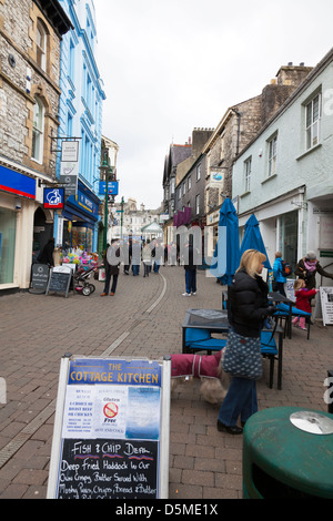 Kendal Cumbria, Regno Unito, Inghilterra centro negozi e people shopping Foto Stock