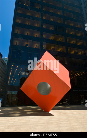 Il cubo rosso (1968), dello scultore Isamu Noguchi, 140 Broadway, il quartiere finanziario di New York City. Foto Stock