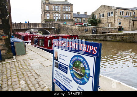 Chiatte a Skipton Leeds e Liverpool canal sul fiume Aire chiatta ormeggiata barche e vela lungo il fiume Foto Stock