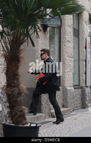 Bono Vox degli U2 fuori Meistersaal dove il cantante è catturare con la sua band. Berlino, Germania - 03.05.2011 Foto Stock