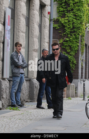 Bono Vox degli U2 fuori Meistersaal dove il cantante è catturare con la sua band. Berlino, Germania - 03.05.2011 Foto Stock