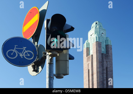 Semafori e cartelli stradali contro sky a Helsinki Foto Stock