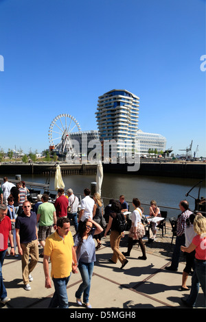 Hafencity, Grasbrookhafen con Marco-Polo-Torre e Unilever-Haus, Amburgo, Germania Foto Stock