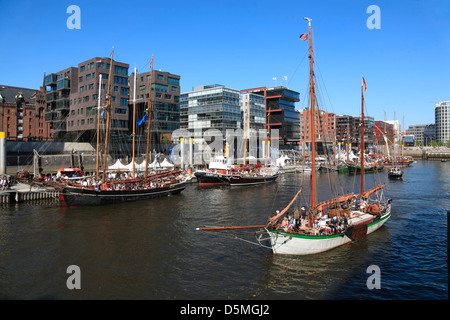 Hafencity, navi storiche a Sandtorkai durante l anniversario della porta, Amburgo, Germania Foto Stock