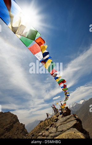 Bandiera tibetana con mantra su sfondo cielo Foto Stock