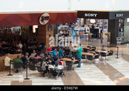 Lussuoso centro Commerciale Multiplaza Escazu in ricchi sobborghi di San José di Costa Rica ha 365 negozi di lusso Foto Stock