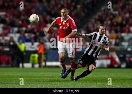 Lisbona, Portogallo. Il 4 aprile 2013. Nemanja Matic SL Benfica centrocampista (L) e Yohan Cabaye Newcastle United FC centrocampista (R) durante la partita di calcio tra SL Benfica dal Portogallo e Newcastle United FC da Inghilterra, per la prima tappa della UEFA Europa League quarti di finale, al Benfica la Luz Staduim a Lisbona, il 04 aprile 2013. Credit: Azione Plus immagini di Sport / Alamy Live News Foto Stock