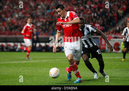 Lisbona, Portogallo. Il 4 aprile 2013. Oscar Cardozo SL Benfica avanti (anteriore) e Mapou Yanga-Mbiwa Newcastle United FC defender (retro) durante la partita di calcio tra SL Benfica dal Portogallo e Newcastle United FC da Inghilterra, per la prima tappa della UEFA Europa League quarti di finale, al Benfica la Luz Staduim a Lisbona, il 04 aprile 2013. Credit: Azione Plus immagini di Sport / Alamy Live News Foto Stock