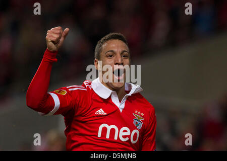 Lisbona, Portogallo. Il 4 aprile 2013. Rodrigo SL Benfica avanti celebra il suo obiettivo durante la partita di calcio tra SL Benfica dal Portogallo e Newcastle United FC da Inghilterra, per la prima tappa della UEFA Europa League quarti di finale, al Benfica la Luz Staduim a Lisbona, il 04 aprile 2013. Credit: Azione Plus immagini di Sport / Alamy Live News Foto Stock