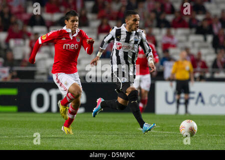 Lisbona, Portogallo. Il 4 aprile 2013. Sylvain Marveaux Newcastle United FC centrocampista (fromt) e Melgarejo SL Benfica avanti (indietro) durante la partita di calcio tra SL Benfica dal Portogallo e Newcastle United FC da Inghilterra, per la prima tappa della UEFA Europa League quarti di finale, al Benfica la Luz Staduim a Lisbona, il 04 aprile 2013. Credit: Azione Plus immagini di Sport / Alamy Live News Foto Stock