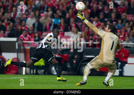 Lisbona, Portogallo. Il 4 aprile 2013. Papiss Cisse Newcastle United FC in avanti e Artur SL Benfica portiere durante la partita di calcio tra SL Benfica dal Portogallo e Newcastle United FC da Inghilterra, per la prima tappa della UEFA Europa League quarti di finale, al Benfica la Luz Staduim a Lisbona, il 04 aprile 2013. Credit: Azione Plus immagini di Sport / Alamy Live News Foto Stock