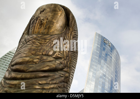 'Le Pouce' scultura, da César Baldaccini, a La Defense, un grande parco aziendale a Parigi. Foto Stock