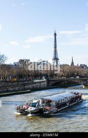 La barca turistica sul fiume Senna visto dal Pont Alexandre III (ponte Alexandre III) e la Torre Eiffel sullo sfondo. Foto Stock