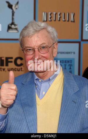 4 aprile 2013 - vincitore del Premio Pulitzer Roger Ebert, che è meglio conosciuto come critico cinematografico per la sua revisione TV spettacolo 'Siskel & Ebert al film' era morto a 70 a Chicago dopo la battaglia con il cancro. Ebert lungo con Gene Siskel, istituito il "due pollici in su' e 'due pollici giù' sistema di valutazione per il film. Nella foto: Marzo 4, 2006 - New York New York, Stati Uniti - ROGER EBERT all Indipendent Spirit Awards. Immagine di credito: credito: Globe foto/ZUMAPRESS.com/Alamy Live News Foto Stock