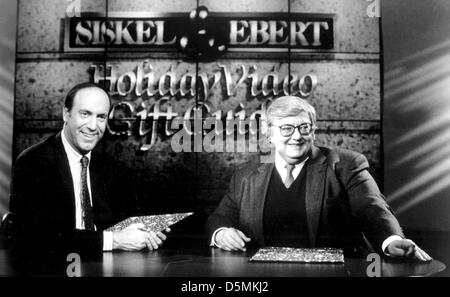 4 aprile 2013 - vincitore del Premio Pulitzer Roger Ebert, che è meglio conosciuto come critico cinematografico per la sua revisione TV spettacolo 'Siskel & Ebert al film' era morto a 70 a Chicago dopo la battaglia con il cancro. Ebert lungo con Gene Siskel, istituito il "due pollici in su' e 'due pollici giù' sistema di valutazione per il film. Nella foto: 1 gennaio, 2011 - ''SISKEL & EBERT'' GENE SISKEL e Roger Ebert. Immagine di credito: credito: Globe foto/ZUMAPRESS.com/Alamy Live News Foto Stock