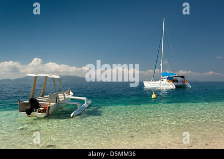 Madagascar Nosy Be, Nosy Tanikely riserva marina, barche ormeggiato a spiaggia principale Foto Stock