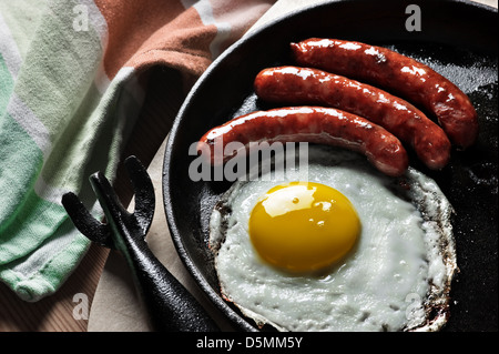 La prima colazione con uova e salsiccia