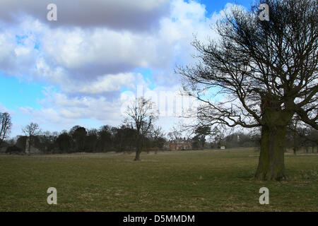 Norfolk, Regno Unito. Il 4 aprile 2013. Anmer Hall di Norfolk, il dato iniziale per il Duca e la Duchessa di Cambridge, il principe William e Kate, un dono da Sua Maestà la Regina Elisabetta, da utilizzare come un paese di casa per loro di condividere. È stato ora segnalato che la pianificazione è già stato dato il permesso di iniziare extesive miglioramenti Anmer Hall. Anmer Hall è una tarda Casa di campagna georgiana che si siede nella motivazione della Sandringham estate ed è a sole due miglia ad est del Queen's Sandringham House. La Chiesa di Santa Maria si vede sulla sinistra. © Paul Marriott fotografia, Credito: Paolo Marriott / Alamy Foto Stock