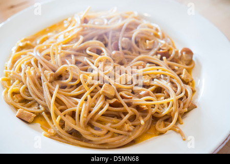 Aghetti () la pasta alla carbonara fatta con pancetta, uova, formaggio e pepe nero Foto Stock