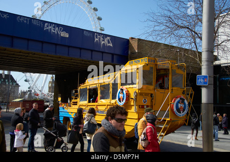 Visite turistiche veicolo anfibio (duck barca) a Londra. Foto Stock