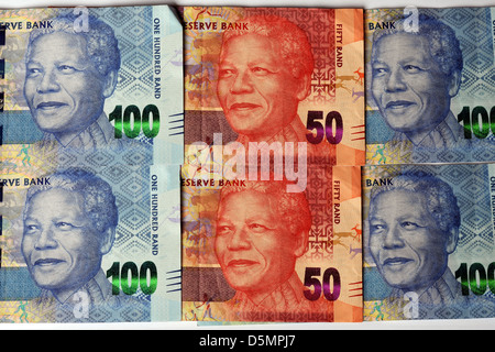 Una fila di nuovo 50 e 100 Rand note con Nelson Mandela su di essi. Foto Stock